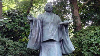 日蓮銅像