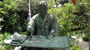 青蓮寺銅像