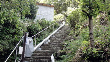 墓地への階段