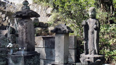 墓地の地蔵菩薩と石塔