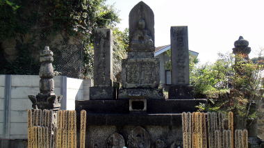 大宝寺の慰霊塔